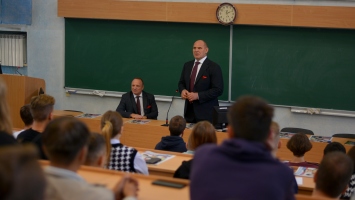 В НГАСУ (Сибстрин) прошла встреча с трехкратным Олимпийским чемпионом, сенатором РФ Александром Карелиным