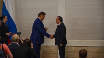 Андрей Травников вручил сотрудникам НГАСУ(Сибстрин) государственные и региональные награды в рамках празднования Дня Государственного флага России