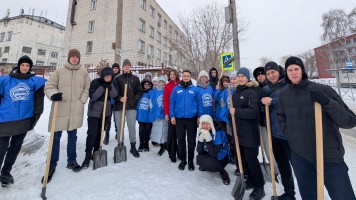 Студенты Сибстрина помогают администрации Октябрьского района бороться со снегом и гололедом