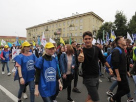 «Иди в Сибстрин – не стой на месте! Построим будущее вместе!»: первокурсники НГАСУ (Сибстрин) в третий раз присоединились к Параду российского студенчества