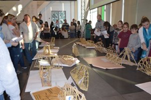 Студенты Сибстрина выступили наставниками на Региональных соревнованиях по строительству мостов из спагетти